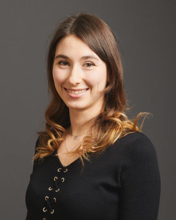 Obraz zawierający Ludzka twarz, uśmiech, osoba, ubrania
Opis wygenerowany automatycznie